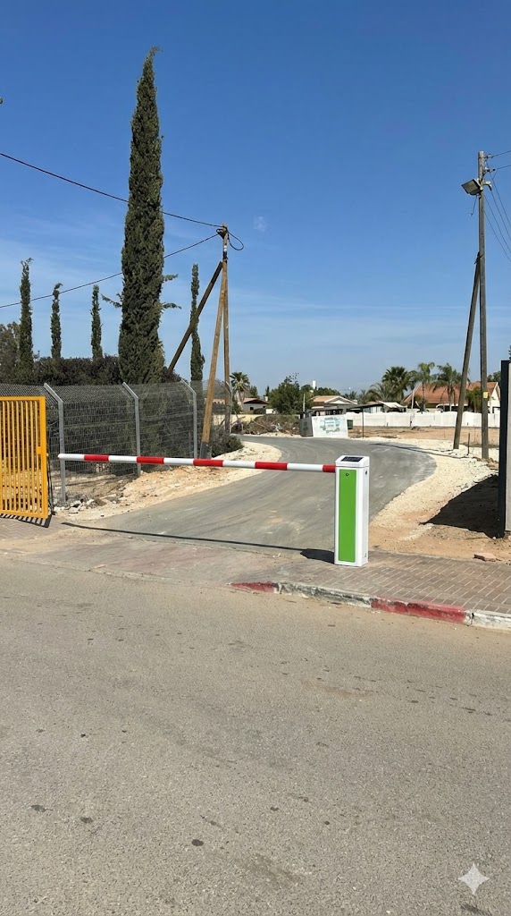 שער חשמלי סולארי לחניה מהיר 3 שניות עם שלט אלחוטי זרוע 3 מטר .