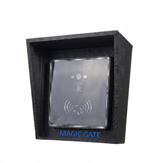 קורא QR קיואר קוד לבקרת כניסה עם מצחייה להגנה מהשמש